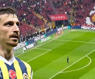 Mert Hakan kale arkası tribünün önüne gitti Sahada Hav hav şarkısı çalındı