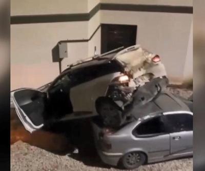 Kontrolden çıkan otomobil, park halindeki otomobilin üzerine düştü