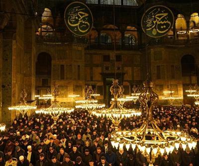 On bir ayın sultanı Ramazan ayının ilk teravih namazı kılındı