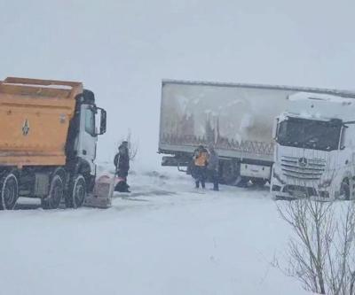 Sivasta karda makaslayan TIR yolu kapattı