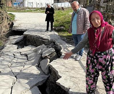 Bartında heyelanda mahalledeki yol çöktü