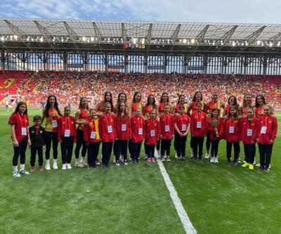 Göztepe Kadın Voleybol Takımı, Gürsel Aksel Stadyumunda kupa turu attı