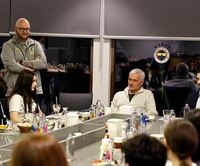 Fenerbahçede Jose Mourinho, burs verilen çocuklarla iftarda buluştu