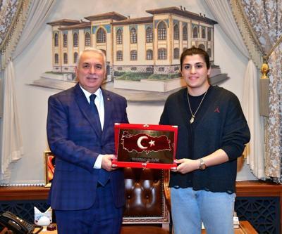 Milli boksör Busenaz Sürmeneliden, Trabzon Valisi Aziz Yıldırıma ziyaret