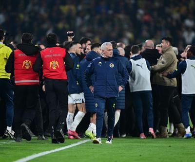 Fenerbahçe - Galatasaray derbisinde ortalık karıştı Oyun durmak zorunda kaldı...