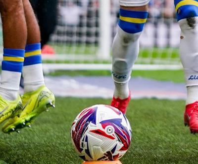 İngiltere Championshipte Leeds United ile Burnley, Premier Lige yükseldi
