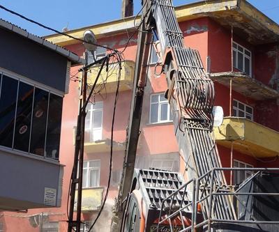 6,2lik depremde zarar görmüştü 5 katlı bina kontrollü şekilde yıkıldı