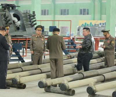 Kuzey Kore lideri Kim tank fabrikasını gezdi: Modern savaş vurgusu...