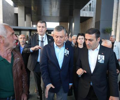SON DAKİKA | CHP lideri Özgür Özel AKM çıkışında yumruklu saldırıya uğradı