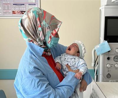 Dünyada 7nci vaka 34 haftalık doğan Eymen bebeğin boynundan 445 gram tümör çıkarıldı