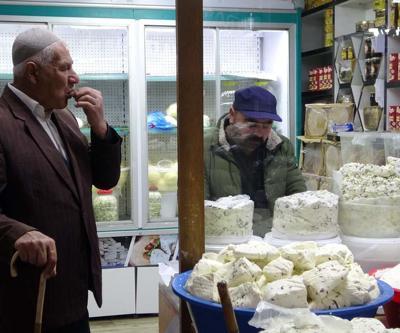 Van’ın tescilli lezzeti taze otlu peynir raflardaki yerini aldı