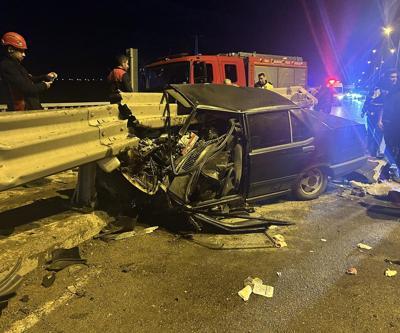 Sivasta otomobil bariyerlere saplandı, sürücü yaralandı