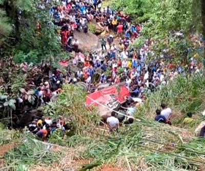 Sri Lankada yolcu otobüsü uçuruma yuvarlandı: 21 ölü