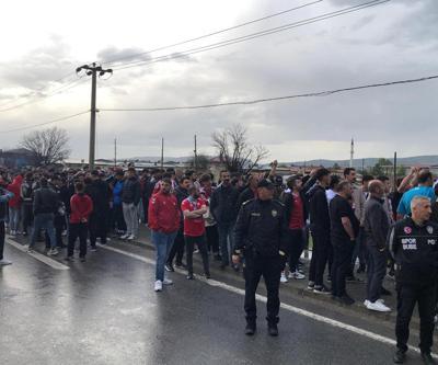 Sivassporlu taraftarlar, tesislerin önünde takımı protesto etti
