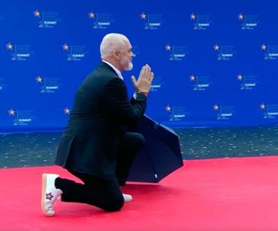 Arnavutluk Başbakanı Edi Rama İtalya Başbakanı Giorgia Meloniyi diz çökerek karşıladı