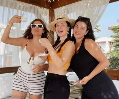 Aslıhan Güner kız kardeşleriyle poz verdi Benzerlikleri ağızları açık bıraktı