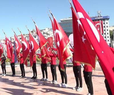 19 Mayıs Atatürk’ü Anma, Gençlik ve Spor Bayramı Taksim’de doyasıya kutlandı