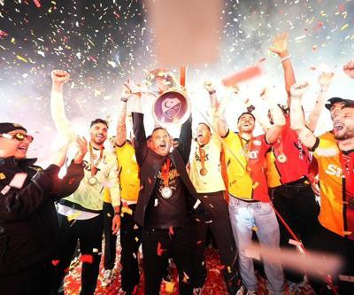 Galatasaray, şampiyonluğu Yenikapıda kutladı Aslan, kupasını aldı