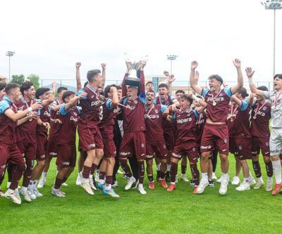 Şampiyon Trabzonspor U19, kupasını kaldırdı