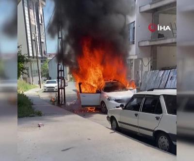 Park halindeki araç alev alev yandı