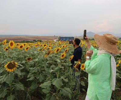 Adanada Görsel Şölen... Makinesini Alan Fotoğraf Çekmeye Koşuyor