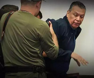 ABDli bakana soru sormak isteyen senatör yaka paça dışarı atıldı