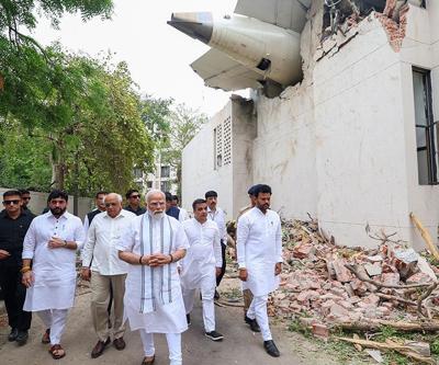 Hindistan’daki uçak kazasında son durum: Modi enkazı gezdi