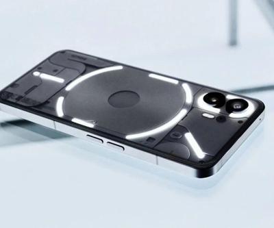 Phone (3) alışılmış tasarım çizgisinden farklı