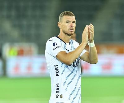 Edin Dzeko, imzayı atıyor