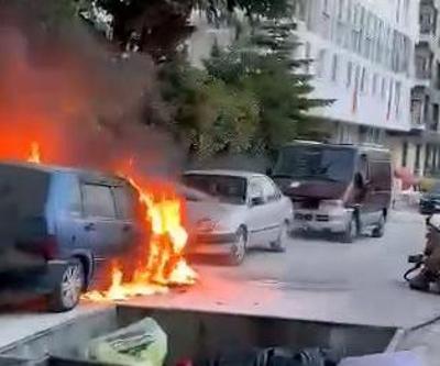 Park halindeki otomobil alev alev yandı