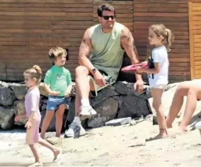 Kıvanç Tatlıtuğ ve Oğlu Kurt Efenin Plajda Eğlenceli Anları