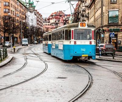 İsveçte tramvay kazası Dönüş yapamayınca pizzacıya çarptı: 8 yaralı
