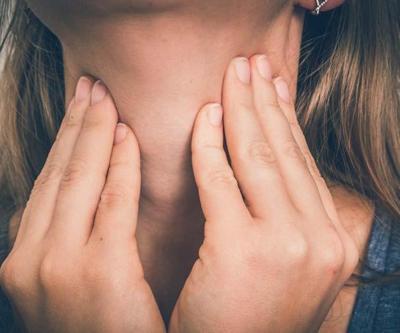 5 BELİRTİYE DİKKAT Boyunda Şişlik, Yutma Güçlüğü, Boğazda Dolgunluk Hissi, Ses Kısıklığı, Nefes Darlığı Sebebi Bu Hastalık Olabilir