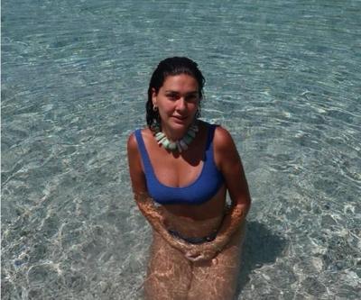 Bergüzar Korelden İddialı Tatil Pozları Mavi Bikinisiyle Göz Doldurdu