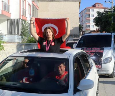 3 madalyayla memleketine dönen Begüm Sezin Dikici, davul zurnayla karşılandı