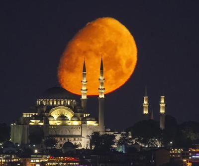 İstanbulda görsel şölen: Ay manzarası, görenleri adeta büyüledi