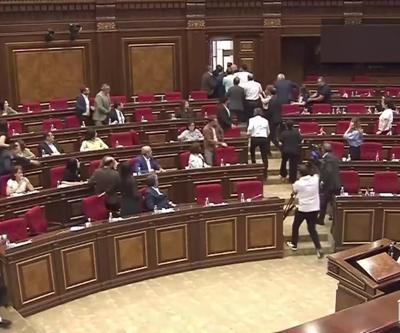 Ermenistan karıştı: Parlamentoda tekme ve yumruklar konuştu