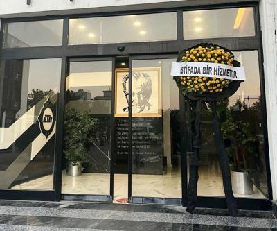 Altay taraftarları, kulüp binasına siyah çelenk bıraktı