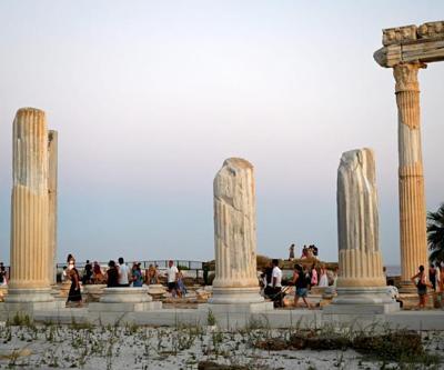 Antalyadan tarihi rekor: Bir günde 105 bin ziyaretçi Bakan Ersoy: Türkiye turizmde fark yaratıyor