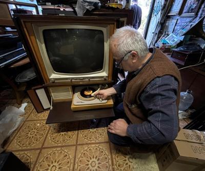 Bursa’da “nostalji doktoru” 40 yıldır antika radyolara yeniden hayat veriyor