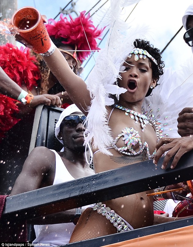 Festival kraliçesi Rihanna