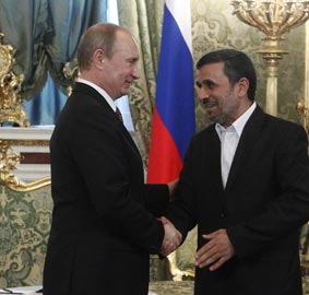 Putin, Ahmedinejad ile görüştü