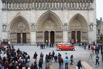 Aktivist Notre Dame Katedralinde intihar etti