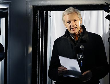 Julian Assange büyükelçilikte 1 yıldır hapis