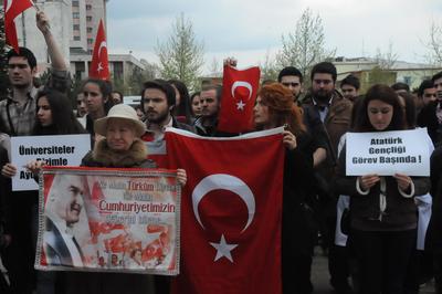 Öğrencilerden Atatürk ve bayrağın kaldırılmasına tepki