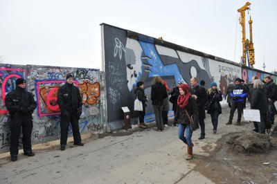 Berlin Duvarı tekrar yıkılıyor