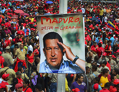Chavez öldü, Venezuela karıştı