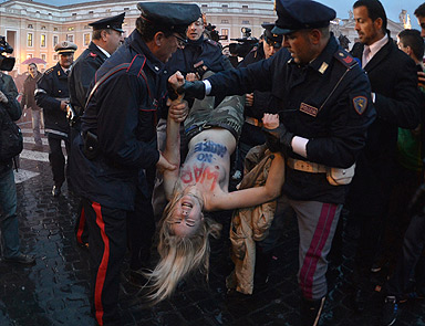 FEMEN Papa seçimlerine karşı