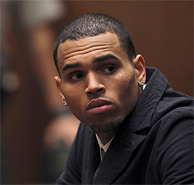 Chris Brown paparazilerden kaçarken kaza yaptı
