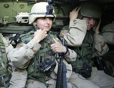Kadın askerlere cephe yolu göründü